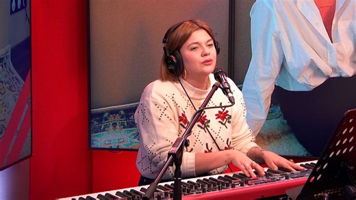 LIVE - Louane interprète "Secrets" dans #LeDriveRTL2 (13/12/22)