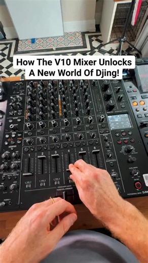 Phil Harris - House DJ and Producer on Instagram: "This is insane! 🔥🔥🔥 #dj #djing #v10 #djlife #pioneer"