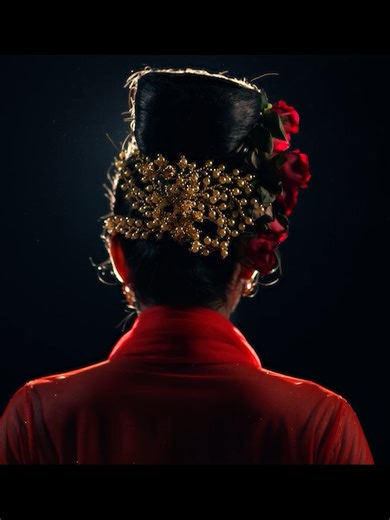 ❝သဘင်သည်မြနှင်းဆီ(The Beginning)❞- Official Trailer 🔥မချစ်မနှစ်သက်သူကို ခင်ပွန်းအဖြစ်ပေါင်းသင်းထားရပြီးသမီးလေးတစ်ယောက်ရထားတဲ့ ❝မြစမ်းကြည်❞ 🌹မေတ္တာမရခဲ့တဲ့ မိခင်တစ်ယောက်ရဲ့ မုန်းတီးမှု့တွေကြားမှာ ကြီးပြင်းလာတဲ့ သမီးလေး ❝နှင်းဆီ❞... 🕸️ချည​်နှောင်ထားပြီးသားနှောင်ကြိုးတွေကို ချစ်ကြိုးတစ်မျှင်နဲ့ယှဉ်ပြီး မိုက်ရူးရဲဆန်စွာ ဖြတ်တောက်ဖြစ်ဖို့ ကြိုးစားလာတဲ့အခါ.... ပရိသတ်ကြီးတို့ စောင့်မျှော်နေတဲ့ ဟော်ရာ၊ဒရာမာဇာတ်လမ်းတွဲကြီး ❝သဘင်သည်မြနှင်းဆီ(The Beginning)❞ကို HEY Play Application မှာ မကြာမီ ကြည့်ရှုလိ