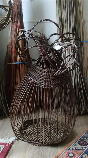 ** Déstockage en cours ** 5 ans d'installation le 1er Janvier. 5 ans de vannerie avec des pièces loupées, des essais. Habituellement je fais une vente à prix libre auprès des ami.e.s aux alentours de Noël. Mais cette année je décide d'ouvrir l'accès à la vannerie au public ☀️ Sont à la vente à petits prix des choses que je ne veux plus présenter à la boutique ou en expo car elles ne correspondent pas ou plus à mon univers actuel. Cet univers si difficile à trouver puisque c'est aussi un chemin v