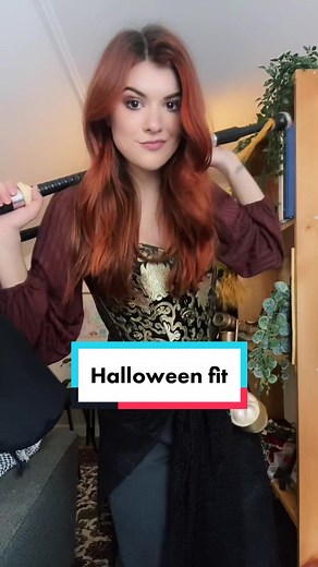 Reply to @salemsecretaccount HAPPY HALLOWEEN! Pirate fest day 2. The telescope cane though 😍 #bagpiper #drunkensailor #birate #corset #transiton