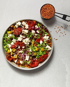 If you can’t resist sorghum, wait until you taste @queen_finxa’s loaded sorghum salad. It’s outrageously good, as a main or side dish 🥗 INGREDIENTS 250 g sorghum, soaked overnight ½ cup sundried tomato pesto ½ large head of broccoli, finely chopped 240 g sundried tomatoes 1 cup black and green olives, pitted and quartered 100 g plain feta ¼ cup red onion, diced 60 g salad onions, finely sliced sea salt and freshly ground black pepper, to taste Microherbs, to garnish COOKING INSTRUCTIONS 1. Cook