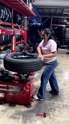 La patrona instalando una llanta nueva 275/60/20 Goodyear tire #carvatire