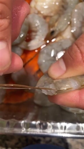 how to devein shrimp with shell on!!! #shrimp #cleaningshrimp #cookinghack #lifehack #fyp | Peterphosho