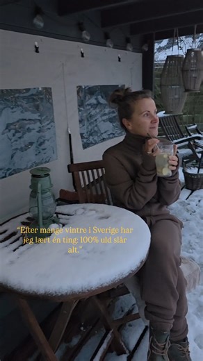 Kristina Grigat on Instagram: "Reklame// Jeg har fået fingrene i den lækreste heldragt fra @purebasic.dk i 100% merinould, og jeg faldt pladask i samme øjeblik, jeg så den 🤍 Den måtte jeg bare eje. Den er børstet på indersiden, så den er helt vildt blød og samtidig dejligt varm. For mig er det ekstra vigtigt, at det er 100% uld, når vi opholder os så meget i sneen i Sverige. Merinould er: ✔️ svedtransporterende ✔️ temperaturregulerende ✔️ varm – uden at føles tung ✔️ fri for knitren og statisk