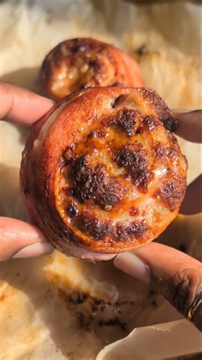 BACON SAUSAGE SWIRLS 🌀 Crispy, juicy, and packed with flavor! Grab some streaky bacon, remove the skin off some cumberland sausages and cover one side. Add some seasoning, roll it up, and pop it in the air fryer at 190°C for 12-18 minutes, flipping it half way through. Cook thoroughly and until crispy! Perfect with a fry-up, in your baps or served with creamy mash and gravy! YUMMMM! 💛 #foodhack #easyrecipes #airfryer #sausages #pigsinablanket #christmasfood #comfortfood #breakfastidea #fryup #