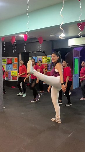 Ankh mare wo ladki ankh mare😜 #funfitness #zumba #ankhmare #baroda #bestfitnesscenter #fitindia | Urvi Parwani