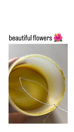 @crazy_trendi_01 on Instagram: "The post showcases a 32-second video tutorial on crafting translucent daisy-like flowers using yellow gelatin poured into a bowl, shaped with wire-tethered spoons for petals, and assembled into a bouquet displayed against a blue sky and flower field. Shared by @Newaysisi , an account posting random content, it achieved 795,000 views and 2,467 likes in under 24 hours, drawing enthusiastic Indonesian-language replies praising the "beautiful" and "cool" handmade bloo