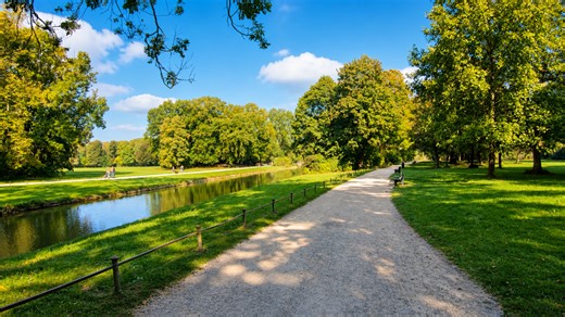 A peaceful walk through Englischer Garten (4K)