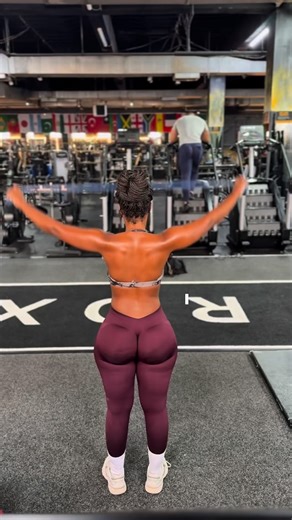 Nemo | Women fat loss coach on Instagram: "Still waiting to ‘accidentally’ get bulky 😭💪🏽 DM me ‘COACH’ if you’re ready to train properly 👀 #GirlsWhoLift #BackDay #OnlineCoach #BackDay #WomensFitness #StrongNotBulky #OnlineCoach #FitGirlEra #GymGirls #BackWorkout #TrainSmart #FitnessCoach #GirlsWhoLift #BodyGoals #StrengthTraining #OnlineFitnessCoach"