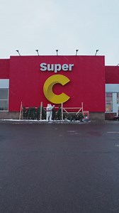 Super C 🤝 Bonhomme Carnaval Bonhomme vous invite à participer aux Super challenges Super C, du 6 au 15 février prochain ! Au programme : une série de défis amusants avec les Super Commis et leurs Super Charriots, en plus d'un Super Concours pour courir la chance de remporter un super prix ! 🙌 Tous les détails à programmation.carnaval.qc.ca 🛒 | Carnaval de Québec