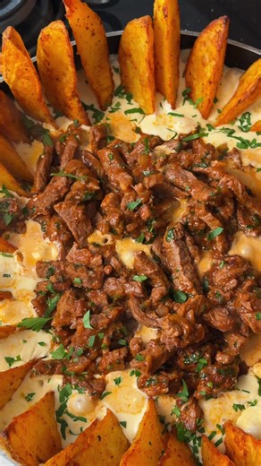 Carne ao Molho de Queijo com Batata Rústica — Receita Fácil