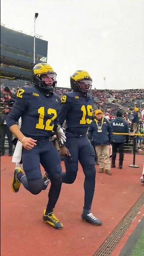 Bryce Underwood warms up before Michigan vs. Ohio State