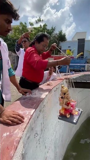 Bappa Bless Me 😭 बप्पा ला पाण्यात फेक़ू नका 🙏 #ganpatibappamorya