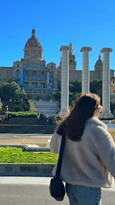 Mejores sitios para disfrutar de Barcelona en 3 días: Día N1: Empezamos por el 9 Arco de Triunfo de Barcelona y pasear hasta llegar al 9 Parque de la Ciutadella donde se encuentra 9 Jardins Fontserè i Mestre( Palacio de Cristal) / Entrada gratuita y dar un paseo en el lancha. Después vamos a comer a un restaurante con vistas al mar restaurante se llama El Tribut 30-40€ por persona. • Barrio Gótico con su impresionante Ctegral de Barcelona DÍA N2: Visitaremos ° Basílica de la Sagrada Familia 26€ 