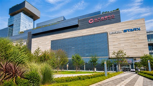 Enorm winkelcentrum in China toont meerdere niveaus met moderne leefruimtes