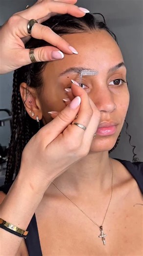 Emma | Makeup Artist and Beauty Educator on Instagram: "Dying over this peachy sultry glam 😮‍💨 Key products: @roniamakeuphouse brushes @studiosv___ lipliner in cocoa, use “EMMA10” @inglot_australia soap brow and cream stick blush in pink fuchsia, use “EMMA15” @narsissist natural longwear radiant foundation @caudalie vinoperfect brightening dark spot serum @hudabeauty easy bake in pound cake @morphe2 18wt matte essentials artistry palette @dr.altheaglobal 345 relief cream @peachesmakeup gloss i