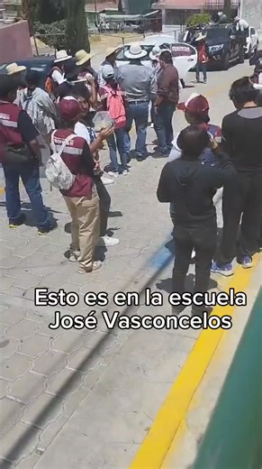 Muchas casualidades ¿Por qué sacaron a los jóvenes de sus clases y los llevan a la calle? Casualmente Ariadna Ayala pasaba por ahí y repartiendo propaganda política.... casualmente la directora Soledad Vázquez Castillo va como regidora propietaria en la planilla de la candidata de #MORENA. | Agnóstica