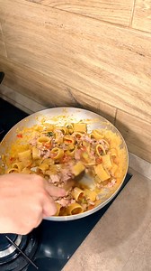 Pasta al tonno con zucchine e pomodorini Ingredienti per 4 persone 360 g di pasta 200 g di tonno in scatola 200 g di pomodorini 250 g di zucchine 2-3 acciughe sott'olio 5-6 capperi sotto sale ½ cipolla piccola 6-7 cucchiai di olio evo Sale q.b. Peperoncino (facoltativo) | Carlo Gaiano