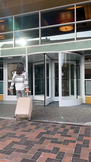 A stay that has it all. 🐚 Check in, relax in our spacious rooms, treat yourself to an in-room amenity, admire the views, and enjoy locally inspired dining, all without leaving our doors. Ready to plan your next getaway? Click here: https://www.marriott.com/en-us/hotels/mryca | Monterey Marriott