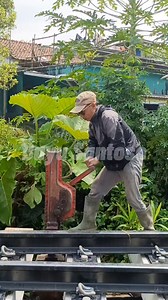 How to use a screw jack on new rails #railway #railroad #railfans #train #amtrak #trainspotting #tgv #screwjack | Bayu Santoso