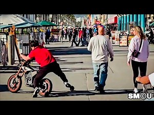 𝗪𝗜𝗣𝗘 𝗢𝗨𝗧: Rider Crashes E-Bike on Crowded Venice Boardwalk on New Year’s Day