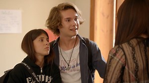 8.1M views · 123K reactions | Marti confesó que es trans y Clemente, su amigo de la vida, se lo tomó con total naturalidad y en ningún momento cuestionó a su amigo. La apoyó e incluso la acompañó a una terapia grupal ¡Vivan los amigos como Clemente!  | Teleseries Mega | Facebook