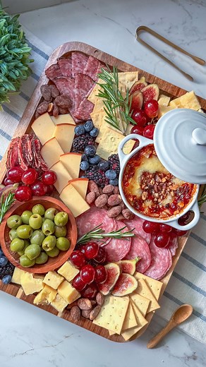 What’s better than a charcuterie board? 👉 A charcuterie board with baked Brie! Hot pepper bacon jam takes it over the top. Here’s how to make it: 🧀 Score a wheel of Brie and place it in a baking dish. 🧀 Add a generous spoonful of hot pepper bacon jam. 🧀 Sprinkle with crushed nuts (pecans or walnuts are perfect). 🧀 Bake until melty and gooey. Serve it straight from the oven alongside your board for the coziest fall bite ever. Would you go sweet or savory with your Brie topping? Let me know ⬇