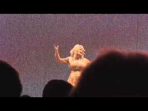 Dolly Parton performs "Walking on Sunshine"