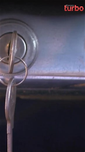 Un vistazo al estado de varios coches clásicos, prestando atención a los detalles del salpicadero, las llaves y la placa de un coche en particular, y discute las características del Spark Furia. #AcumuladoressobreRuedas Disfruta el contenido de Discovery en #HBOMax Suscríbete ahora: https://bit.ly/MAX-DiscoveryTurbo | Discovery Turbo