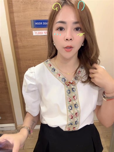 🍊🧧 低调新年款 民族风 V领绣花上衣 🧧🍊 最新款 😍 免烫面料 🧧 編號 Code：25344 顏色 Colour：红色 黄色 粉色 (白色✨) 胸围 Bust：104cm 長度 Length：57cm 價錢 Price：RM 29.90 Example How To Order ：【Code顏色 ?】or【Code包色】 #沒有使用系統 #直接在此貼留言下單哦 #成功下單助理會回復“有” #一定要寫code #補單需要1 ～3天哦 | Jesslyn