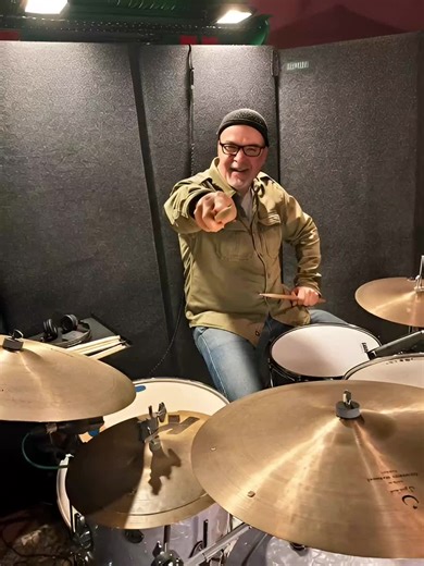 The famous Breton jump. In the morning. #rithym #rudiments #drummer #drumset #snare