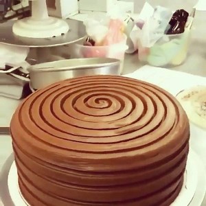 62K views · 2.6K reactions | ☀️ R E P O S T ☀️ video of the day goes to @lillyluvscakes for this mesmerising video of an extremely quick buttercream frosted cake technique. Quick and clever. Check out her feed! Remember to "#bakeandshare and @lorrainepascale" with all your baking videos and pictures for a chance to be featured on my page! LPxxxx #bakeandshare  #cakes #caketutorials #bestoftutorials #cakevideo #video_tutorial #amazingcakes | Lorraine Pascale | Facebook