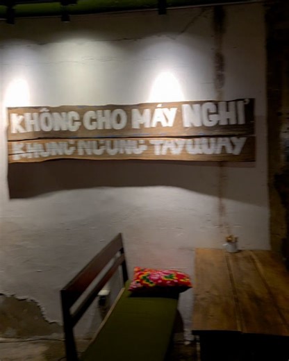 왕늑대 |서울맛집 | 경기맛집 | 인천맛집 | 전국맛집 on Instagram: "🥥베트남 현지 느낌이 물씬 풍기는!! 🥥코코넛 라이스 스무디는 부드러운 코코넛의 고소함과 쌀의 담백함이 어우러져 은근히 씹히는 밥알의 식감이 아주 즐거워지는 센스만점이..!! 🥥두리안 스무디는 두리안 특유의 달콤하고 크리미한 맛이 아주 진하게 느껴져서 더욱 더 좋았고 묵직한 풍미가 정말 일품이잖아..?! 🥥음료만 마시기 아쉽다면 반미 샌드위치는 바삭한 바게트와 아삭한 야채와 깔끔하게 맛을 잡아주는 스리라차 소스의 조화가 예술이지!! 🥥코코넛 커피나 코코넛 스무디와 함께 반미 샌드위치를 먹으면 지금 베트남으로 놀러 온 듯한 기분을 만끽할 수 있잖아!! ​ 📍콩카페 이태원점 서울 용산구 녹사평대로 168-8 📍영업시간 월 ~ 목 08:00 - 21:00 20:30 라스트오더 금 ~ 일 11:00 - 22:00 21:30 라스트오더 📍전화번호 0507-2093-6589 ㆍ ㆍ ㆍ ㆍ ㆍ ㆍ ㆍ