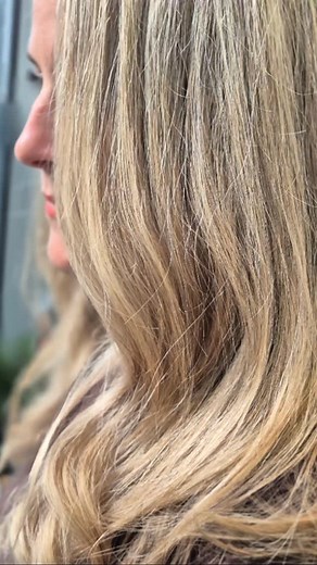 ✨ Dissimuler les cheveux blancs… sans les cacher ! Grâce à un balayage fondu, on obtient un résultat tout en douceur : les cheveux poussent sans démarcation et le blond paraît 100% naturel 🌾💛 L’illusion est parfaite : les cheveux blancs se fondent dans la couleur et deviennent de jolis reflets blonds. Et grâce aux produits @davinesfrance, la qualité du cheveu reste préservée 🌿💆‍♀️ 👉 Un effet ensoleillé, un entretien facile, et une élégance naturelle signée Maison Bis ✂️ #balayagefondu #chev