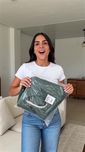 Chaqueta vaquera y vestido maxi de lunares: outfit casual femenino