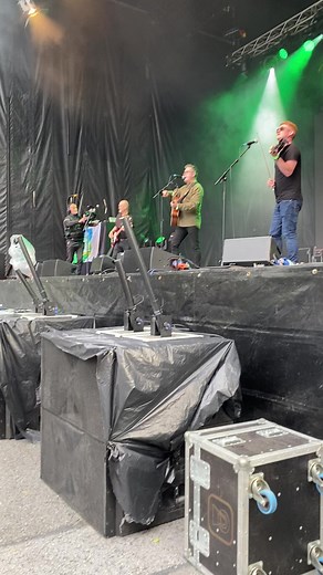 Limerick you’re a Lady rings out at Pery Square as we await the arrival of our Limerick hurlers 💚🙌👏 | Live 95