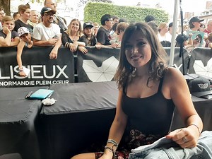 VIDEO. Lisieux : la chanteuse Elsa Esnoult attire la foule pour sa dédicace