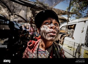 An actress dressed in post-apocalyptic costume poses for a photo during a film production for a music video. Artists from Kibera dressed up in post-apocalyptic costumes to shoot a music video focusing on finding solutions to the post-consumer textile wastes directed by Stephen Okoth, a local filmmaker from Kibera, Nairobi Stock Photo - Alamy