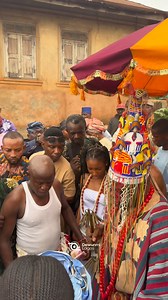 During Ipebi (Compulsory seclusion) for kings, women aren’t allowed in to see the king until he is out. Some seclusion can be between 21-90days. Have you witnessed a king stepping out of Ipebi? #King #festivals | Dewunmilagos