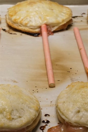 Cake pops alla fragola e rabarbaro, dolci, saporiti e assolutamente adorabili