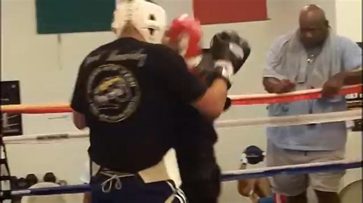 15岁的本纳维德兹在梅威瑟拳馆的炸裂实战