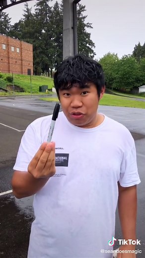 Teaching MAGIC with Random Items 😳🎩🙌🏼 #magictrick #howto #tutorial