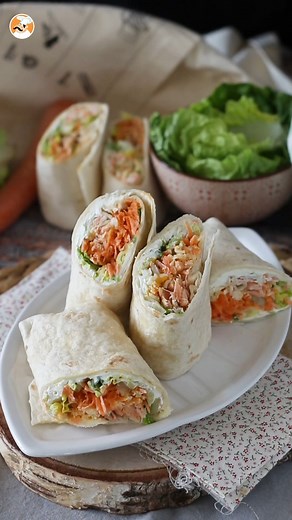 La saison des pique-niques va bientôt commencer, et quoi de mieux que de délicieux wraps pour un repas à emporter ? Les quantités sont en description ⬇️⬇️ 4 tortillas de blé 1 pavé de saumon frais (ou 4 tranches de saumon fumé) 1/2 c. à soupe d'huile d'olive 1 pincée de sel 1 pincée de poivre 1 œuf 1 laitue romaine 1 carotte 160 gr de fromage frais nature 🍴La recette des Wraps saumon est à retrouver sur notre site ou sur notre application mobile Ptitchef.com #wraps #saumon #piquenique #ptitchef