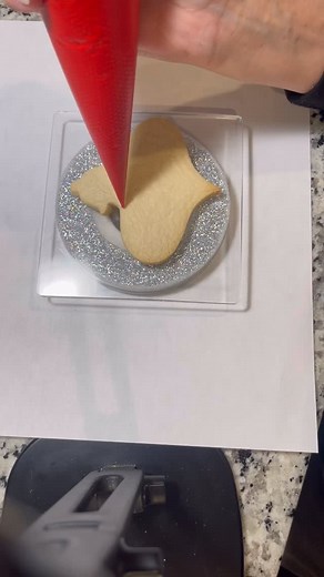 Just a basic flood. The red is so pretty. Enjoy! 🎄❤️#royalicingcookies #royalicingflood #floodingcookies #customcookies #thorntoncookies #glutenfreecookies #customdecoratedcookies #christmascookies | The Cookie Darling