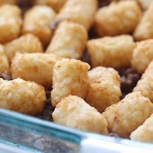 694K views · 1.6K reactions | This EASY TATER TOT CASSEROLE is the best comfort food to make for dinner! Recipe here: https://www.recipegirl.com/easy-tater-tot-casserole/ | RecipeGirl | Facebook