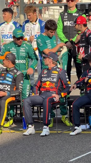 One last grid photo for 2025 🫶 #F1 #RedBullRacing #AbuDhabiGP | Oracle Red Bull Racing