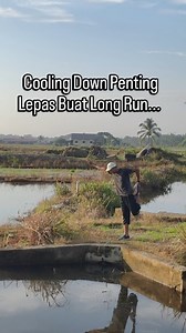 Selepas buat long run atau hard session, jangan lupa buat cooling down. Fungsi ringkas cooling down: 🔹 Turunkan degupan jantung & tekanan darah secara berperingkat 🔹 Kurangkan pening & risiko pitam lepas senaman 🔹 Bantu aliran darah buang sisa metabolik (contoh: laktat) 🔹 Kurangkan kekejangan & stiffness otot 🔹 Bagi signal “tenang” pada sistem saraf (cepat recover) 👉 Ringkasnya: cooling down bantu badan kembali ke keadaan normal dengan selamat & cepat pulih. P/S: Joget pun boleh cool down 