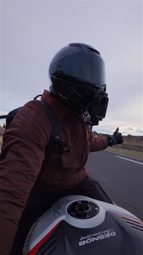 Eskyas on Instagram: "Merci à @desnob___pov pour le petit échange l’espace de quelques minutes ! C’est tellement différent de ce que je roule, tellement différent de la philosophie que j’ai en roulant chaque jour. Je n’ai pas honte de le dire, j’étais tout sauf rassuré en étant dessus haha, ce n’est pas ma moto, c’est très puissant, c’est cher, aux antipodes de mes habitudes en moto, prépa piste donc beaucoup de différences comparé à une moto « normale » Évidemment je n’ai même pas exploité 1% d