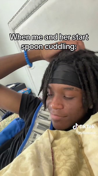 Spooning Cuddle: How to Cuddle with Girlfriend While Watching TV